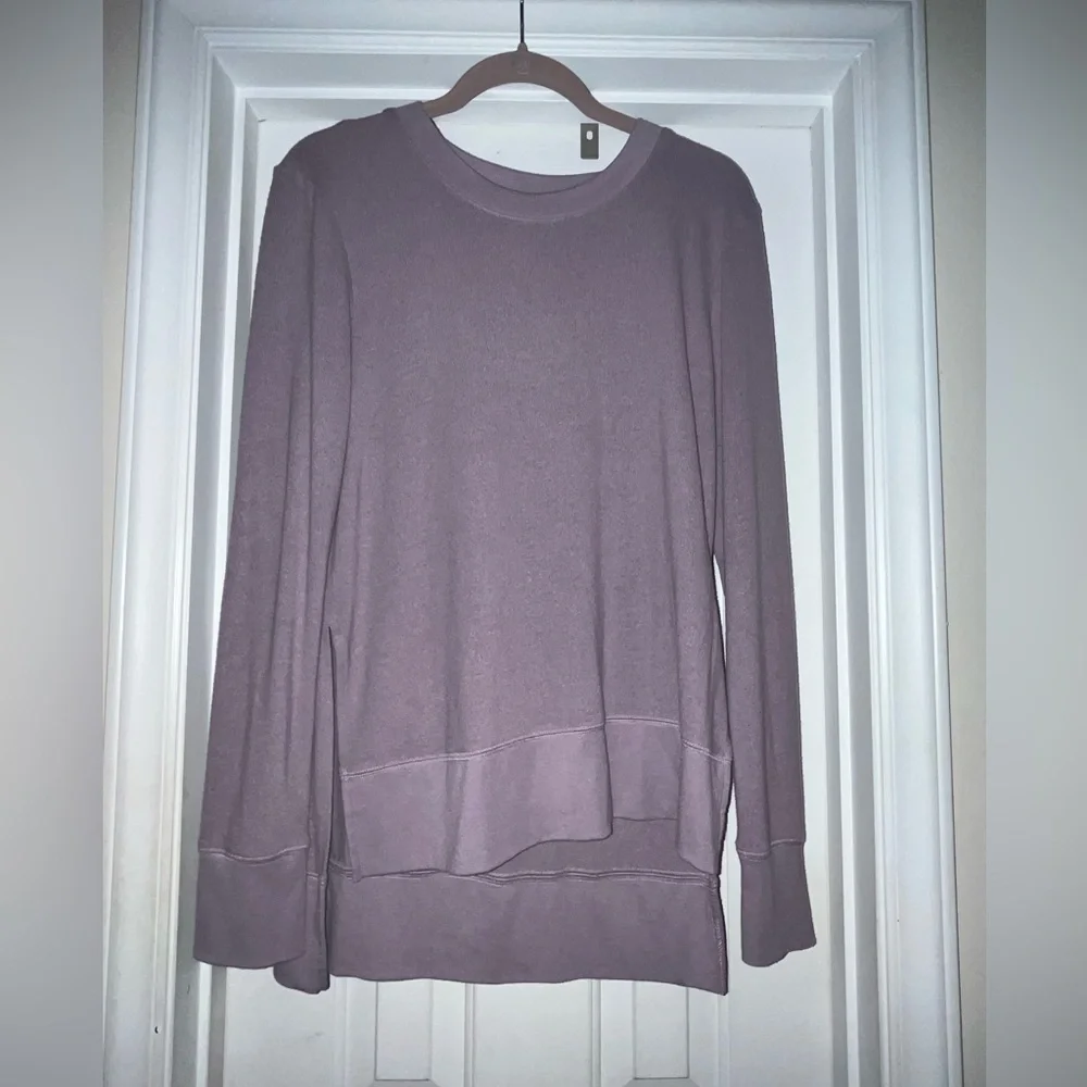 🧘🏽‍♀️VGUC Alo Yoga Glimpse Long Sleeve Top in Lavender (?) - Sz Medium